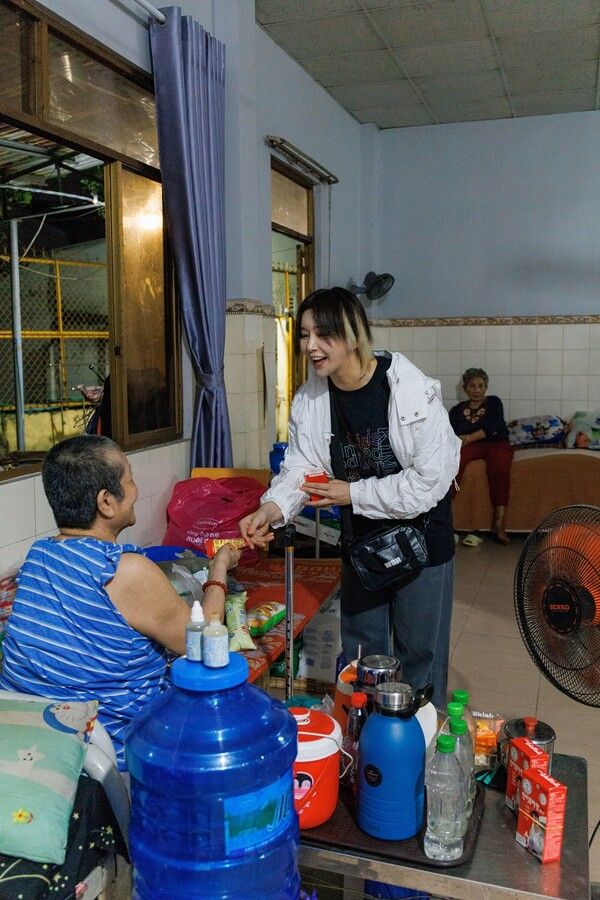 사진: 베트남 호찌민 마이암쭉뚜 (Mái Ấm Chúc Từ)에 방문해 기부금과 생필품을 전달한 킴미