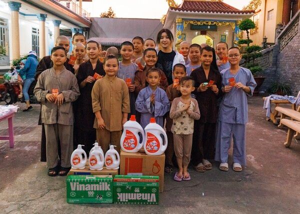 사진: 가수 겸 프로듀서 킴미(가운데)가 베트남 호찌민의 사회복지기관에 방문해 봉사활동에 참여했다.