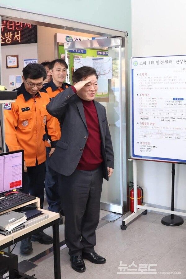 박승원 시장이 광명소방소를 찾아 명절 연휴 근무하는 관계자에게 경례를 하고 있다./사진=박승원 시장 페이스북