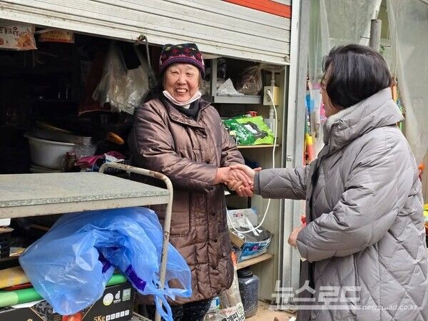 굴렁다리시장 상인이 신계용 시장을 환하게 맞이하고 있다./사진=신계용 시장 페이스북