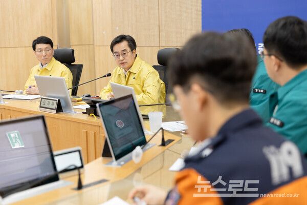 27일 오전 경기도청 재난안전상황실에서 김동연 경기도지사가 대설 대처상황 점검을 하고 있다./사진=경기도