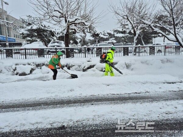이천시 자율방재단이 제설 작업을 하고 있다./사진=이천시