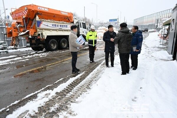 박승삼 부시장이 현장을 점검하고 있다./사진=시흥시