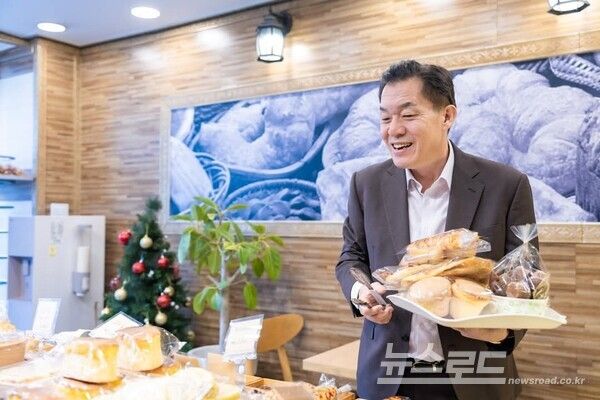 이재준 시장이 착한가격업소에서 빵을 구매하고 있다./사진=이재준 시장 페이스북