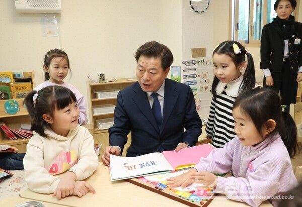 박승원 시장이 어린 아이들과 함께 하고 있다./사진=광명시