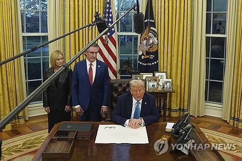 집무실에서 취재진의 질의에 답하는 트럼프/연합뉴스