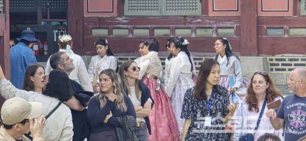 경복궁을 관람하고 있는 외국인 관광객들 [사진=서진수기자]