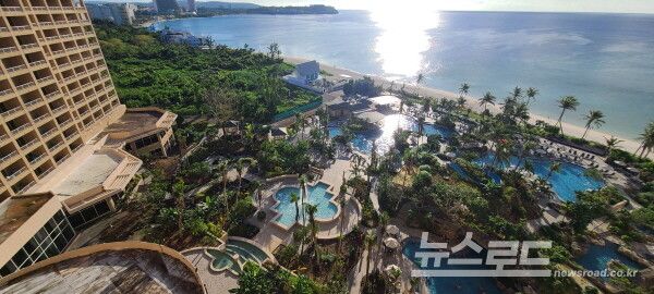 이미지는 괌 힐튼 호텔 객실서 내려다 본 수영장 전경 [사진=서진수기자]