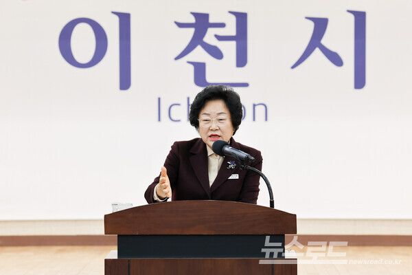 김경희 시장이 7일 이천시청 대회의실에서 신년 기자회견을 열고 있다./사진=이천시&nbsp;