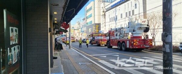 지난해 12월 29일 화서시장 나동 지하 냉장고 전깃줄에서 화재가 발생해 소방차가 출동한 모습/사진=뉴스로드 김영식 기자
