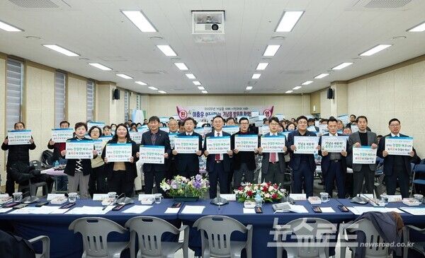 이충우 시장이 2025년 을사년(乙巳年) 새해 가남읍 주민과 카드섹션 퍼포먼스를 보이고 있다./사진=여주시