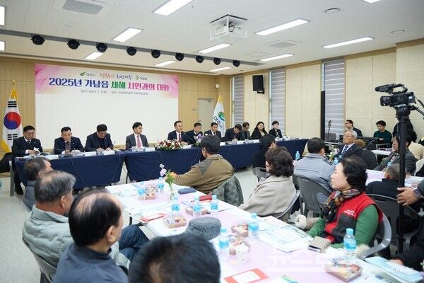 이충우 시장이 2025년 을사년(乙巳年) 새해 가남읍 주민과 대화를 나누고 있다./사진=여주시