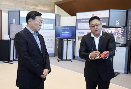 AI 과제 쇼케이스 돌아보는 신동빈 롯데 회장/연합뉴스