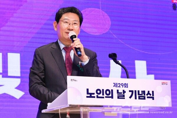이상일 용인특례시장이 시청 에이스홀에서 열린 '제29회 노인의 날' 기념식에서 축사를 하고 있다./사진=용인시