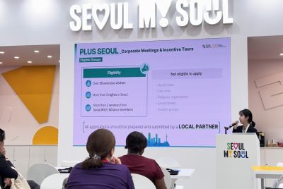 지난 봄 독일 IMEX Frankfurt 서울 홍보관에서 설명하는 모습 [사진=서울관광재단]