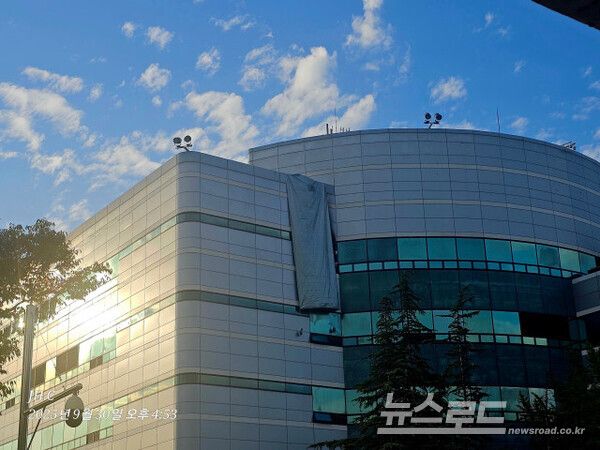 화재 사고 현장은 천막으로 가려져 복구 작업이 진행 중이다. [사진=최지훈 기자]