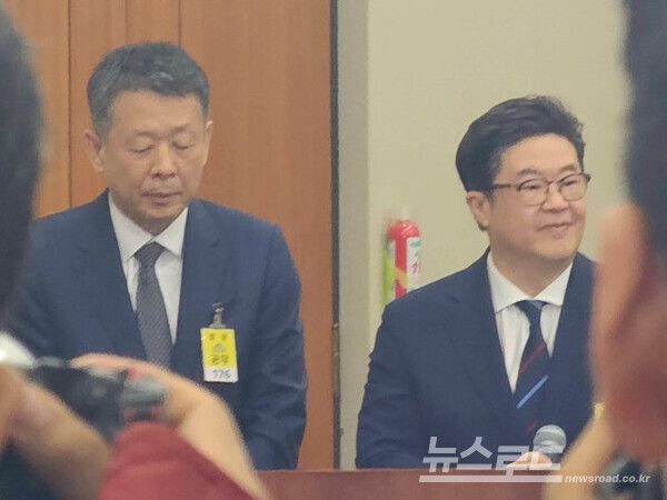 14일 열린 국회 정무위 국정감사에서 김병주 MBK파트너스 회장(우)과 김광일 MBK파트너스 부회장(좌)이 증언대에서 의원들의 질의를 듣고 답변을 준비하고 있다. [사진=최지훈 기자]
