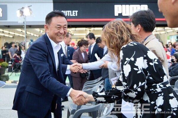이충우 시장이 '고객감사 빅세일' 개막식에 참석해 인사를 나누고 있다./사진=여주시