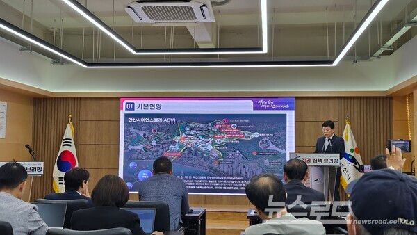 김기선 철도건설교통국장이 브리핑을 진행하고 있다/사진=뉴스로드 김영식 기자