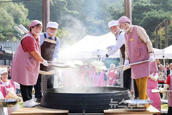 김경희 시장(오른쪽 앞)이 지난해 이천쌀문화축제에서 기념촬영을 하고 있다.
