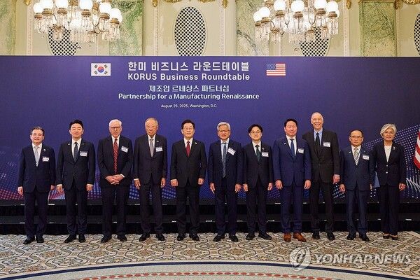 이재명 대통령, 한미 비즈니스 라운드 테이블 참석자와 함께/연합뉴스