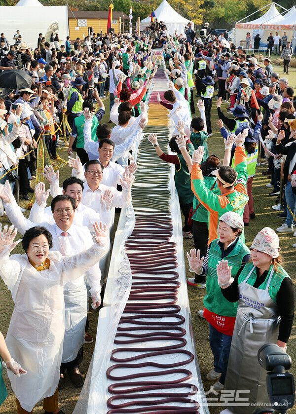 김경희 시장(왼쪽 첫 번째)이 가래떡 퍼포먼스에 참여해 기념촬영을 하고 있다./사진=이천시