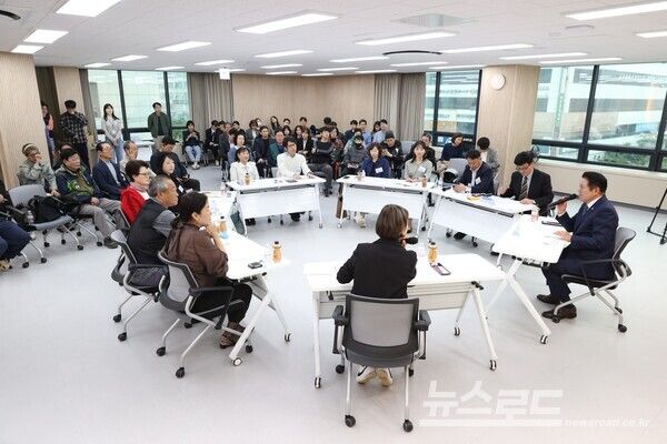 안양시가 민선&nbsp;8기&nbsp;3주년을 기념해 다음 달 말까지&nbsp;공공기관 및 협력기관과 함께 순회 간담회를 개최하고 있다./사진=최대호 시장 페이스북