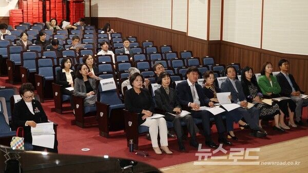 신계용 시장이 보고회를 청취하고 있다./사진=신계용 시장 페이스북