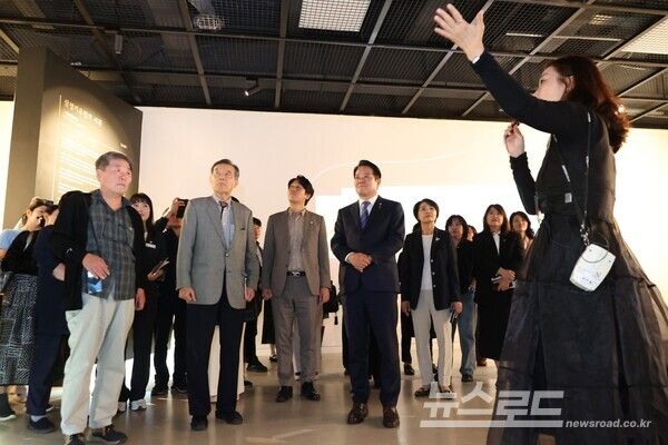 최대호 시장과 관계자들이 큐레이터의 설명을 듣고 있다./사진=최대호 시장 페이스북