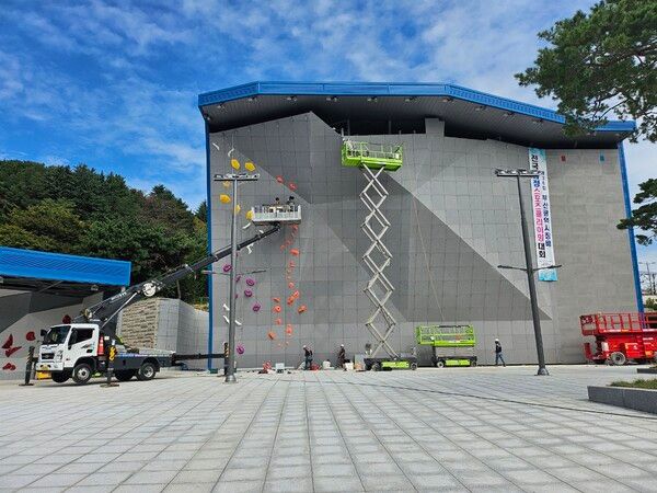 클라임코리아(주)가 시공한 부산산악경기장 내 볼더 경기장