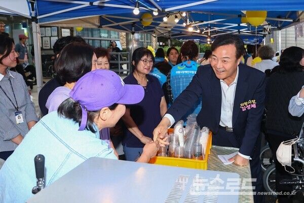 김성제 시장이 '2025 더(The)함께 바자회'행사에서 참석자들과 인사를 나누고 있다./사진=의왕시&nbsp;