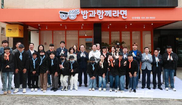 밥과함께라면 4호점에서 이상일 시장이 개소식 참석자들과 기념사진을 촬영하고 있다./사진=용인시