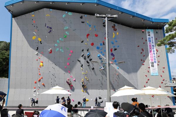 클라임코리아(주)가 시공한 부산산악경기장 전경. 부산시장배 전국 금정스포츠클라이밍대회 루트세팅을 하고 있다.