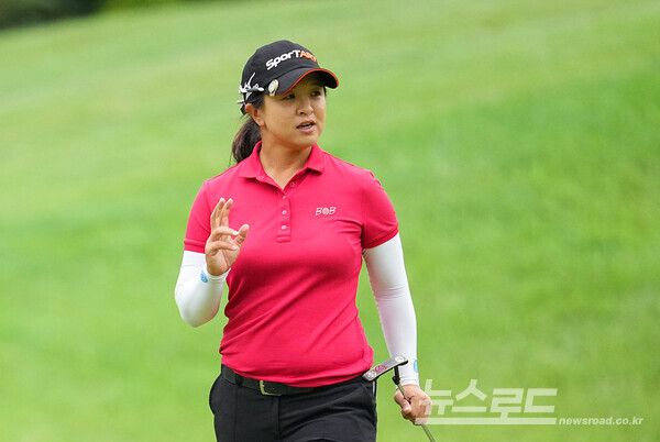 김세영 5번홀 버디 퍼트를 성공하고 갤러리에게 화답하고 있다./사진=BMW대회조직위