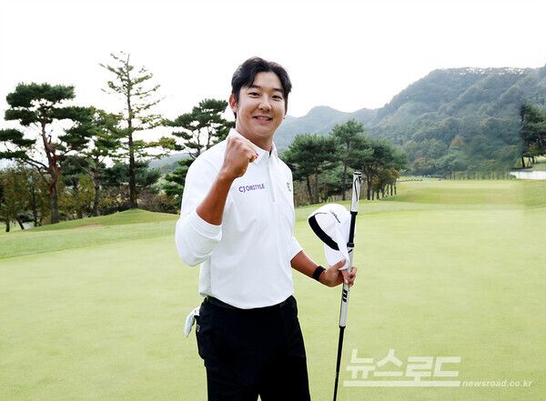 최승빈이 우승 세레머니를 하고 있다./사진=KPGA