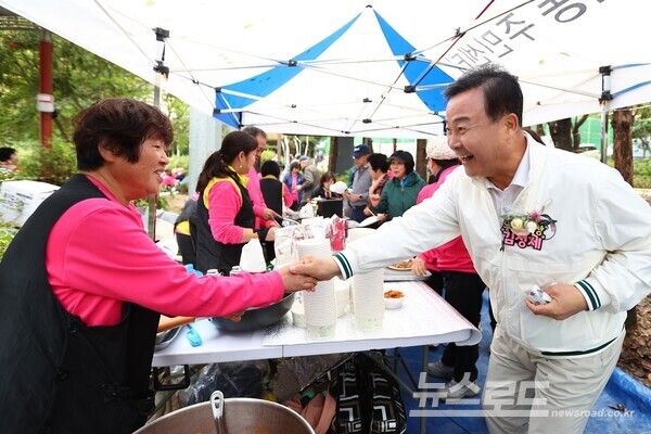 김성제 시장이 시민의날에 참석한 봉사자와 인사를 나누고 있다./사진=김성제 시장 페이스북