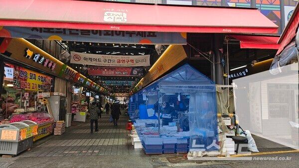 화서시장 진입로 나동 상가(흰색)앞을 가로막고 장사를 하는 불법 부스(파란색) 모습/사진=뉴스로드 김영식 기자