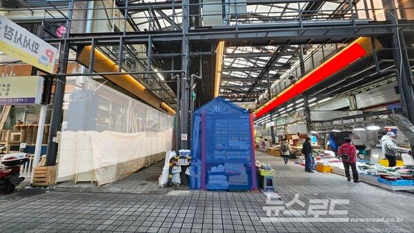 나동 상가(흰색처리) 앞을 가로막은 불법 부스(파란색)모습, 화서시장 진입 아래쪽에서 바라본 전경/사진=뉴스로드 김영식 기자