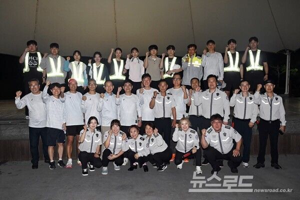 안산호수공원에서 안산상록경찰서 및 자율방범대 상록연합대와 함께 ‘공원·하천 범죄예방 강화를 위한 런닝순찰대 발대식’을 열고 기념촬영을 하고 있다./사진=이민근 시장 페이스북