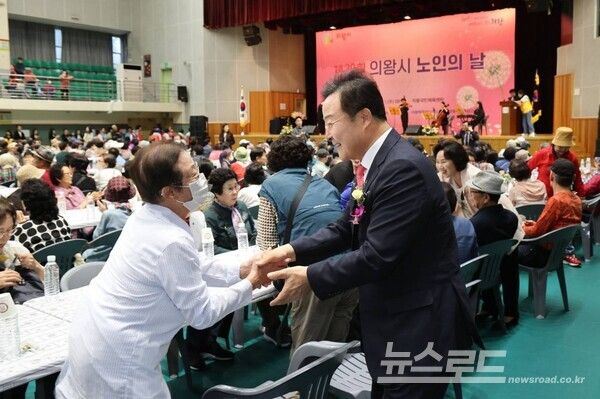 김성제 시장이 노인의 날 행사에서 어르신과 인사를 나누고 있다./사진=김성제 시장 페이스북