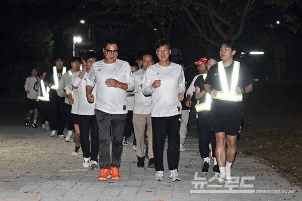 이민근 시장(가운데)이 러닝순찰대와 함께 합동순찰을 위해 달리고 있다/사진=이민근 시장 페이스북