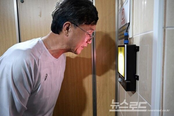 이민근 시장이 공원 내 안심벨을 점검하고 있다./사진=이민근 시장 페이스북