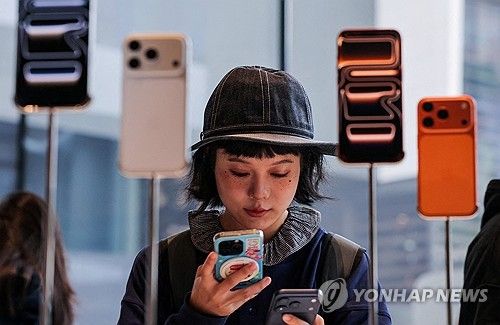 중국 베이징의 애플 스토어에 전시된 아이폰17 시리즈/연합뉴스