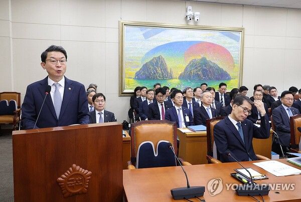 이억원 금융위원장이 20일 서울 여의도 국회 정무위원회에서 열린 금융위원회 등에 대한 국정감사에서 인사말하고 있다/연합뉴스