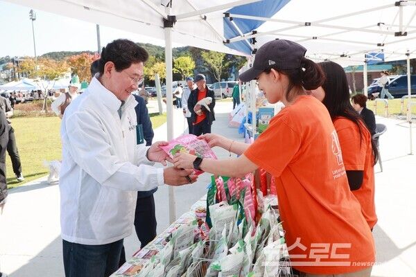 이상일 시장은 반려동물 문화축에 참석해 부스를 돌며 관계자들을 격려했다./사진=용인시