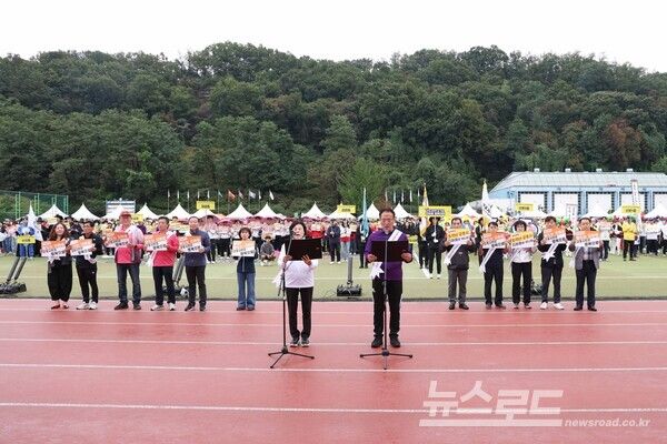 철도지하화 국가계획에&nbsp; 포함을 촉구하는 결의문을 낭독하고 있다./사진=군포시