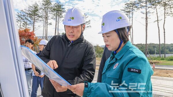 신계용 시장이 지식정보타운 내 공원과 하천 조성 공사 현장을 점검하고 있다./사진=과천시