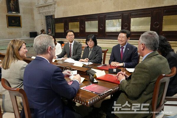 이상일 시장이 지난해 2월 22일 스페인 세비야 시청을 방문해 호세 루이스 산즈 시장과 우호교류의향서를 교환한 뒤 시 관계자들과 교류 협력 방안을 논의하는 모습/사진=용인시