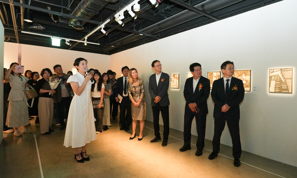 예술의전당 한가람미술관에서 이정원 효성 커뮤니케이션실장(오른쪽에서 세 번째),&nbsp;송형종 서울문화재단 대표이사(오른쪽에서 두 번째),&nbsp;이재석 예술의전당 사장 직무대행(오른쪽에서 첫 번째)이 《감각의 서사》 전시를 관람하고있다. [사진=효성]