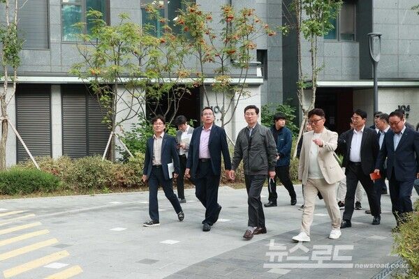 이상일 시장이 20일 '용인드마크데시앙' 현장을 점검하고 있다./사진=용인시